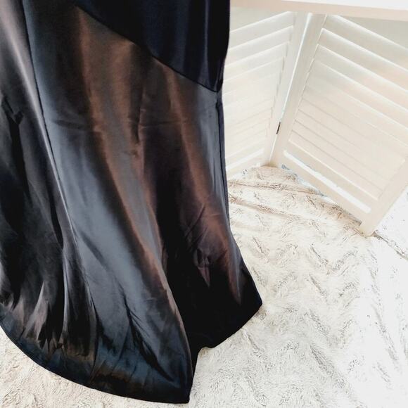 LULU'S NEW BLACK SILK LIKE DRESS (POLYESTER) V NECK SIZE MED - Picture 5 of 13
